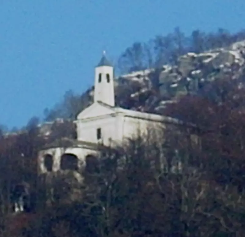 La collina alle spalle del santuario della Madonna del Devesio